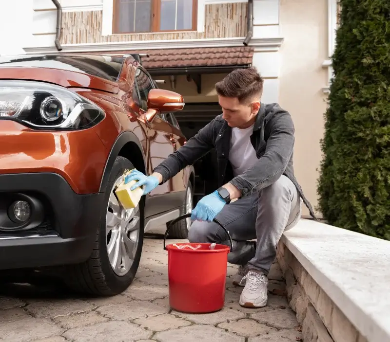 Lavage auto à domicile Saint-Nicolas-lès-Cîteaux : professionnel intervenant sur un véhicule